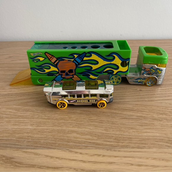 Hot Wheels Team truck trailer with car bundle set of 2 - Picture 3 of 5